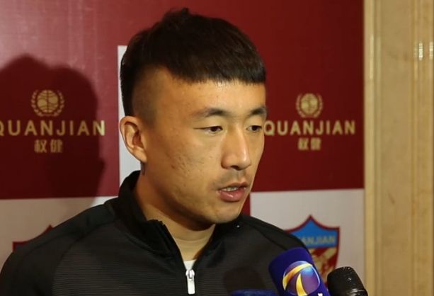 然后我跟爸一起开车走的时候，爸就问我能不能多搞一套，说是想送给韩阿姨。